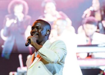 Max Mqhakayi Ushers in a Powerful Worship Experience With The Effluence (Live)