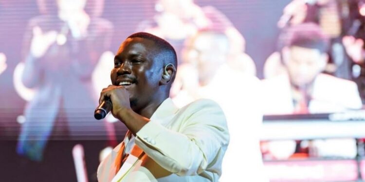 Max Mqhakayi Ushers in a Powerful Worship Experience With The Effluence (Live)
